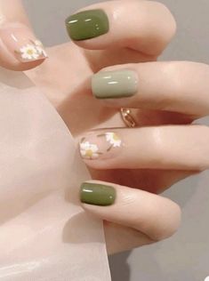 Cute Cottage Core Nails, Forest Green Nails, Green Nails Designs, Beautiful Summer Nails, Winter Nail Art Designs, Summer Nails Art, Minimal Nails Art, Spring Nail Designs, Minimal Nails