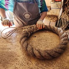 Tying the turk's heads knot on the grommet wreath, Mystic Knotwork Rope Wreath Ideas, Jute Rope Crafts Home Decor, Nautical Wreath Ideas, Nautical Landscaping, Nautical Rope Decor, Rope Wreath Diy, Craft Background, Sea Hag, Rope Wreath