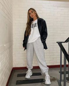 Sweatpants Outfits Winter, Sweatpant Outfits, Cute Sweatpants Outfit, Vestiti Edgy, Sweatpants Outfits, Cute Sweatpants, Joggers Outfit, Tomboy Style Outfits