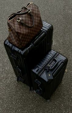 Luxury Black Luggage, Luxury Travel Aesthetic Airport, Brianna Core Aesthetic, Travel Aesthetic Luggage, Luxury Travel Luggage, Luggage Aesthetic, Designer Travel Bags, Airport Aesthetic, Cute Luggage