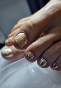 Gold Glitter Pedicure, Gold Pedicure Toenails, Gold Pedicure, 2025 Nails, Glitter Pedicure, Red Toenails, Pedicure Ideas, Gold Shoes