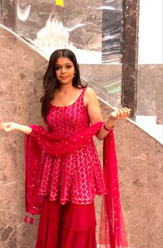 Diwali Sharara Outfits, Sleeveless Sharara Suits, Dresses For Diwali Festival, Diwali Outfit Indian Suit, Pink Sharara Outfit, Simple Gharara Designs, Dress For Diwali Festival, Pink Dress Outfit Casual, Red Sharara Suit