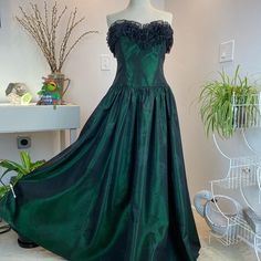 "1980's Laura Ashley Emerald Green Strapless Rose Dress Absolutely dreamy 80's strapless dress that screams of 1980's Princess Diana style. Simple cut in a Glowing emerald green fabric. While the bodice fabric doesn't have a print, the fabric on the skirt has a subtle rose design in a a matte black that matches the bust line matte black frills. Measurements provided are flat and have been doubled. Vintage 1980's size 12 Bust 34\" Waist 30\" Hips free\" Length 52.5\" ❤️ Condition: Excellent vinta 1980 Dress, 80s Prom Dress, Heart Blouse, Special Dresses, 1980s Fashion, Rose Dress, Wiggle Dress, Princesa Diana, Laura Ashley