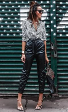 Leather Trousers Outfit, Pretty Winter Outfits, Stile Casual Chic, Flirty Outfits, Leather Pants Outfit, Women's Outfits, Black Leather Pants, Fall Outfits For Work, Winter Outfits For Work