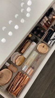 Beauty Aesthetic Makeup, Makeup Collection Aesthetic, Beauty Bedroom, Makeup Collection Goals, Collection Makeup, Makeup Drawer Organization, Makeup Drawer, Makeup Organization Vanity