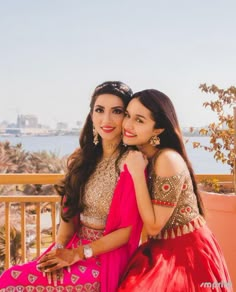 Photo of Shraddha kapoor at her sisters wedding Sister Wedding Pictures, Sisters Photography Poses, Best Wedding Pictures, Sisters Photography, Sister Ideas, Bridesmaid Photoshoot, Sister Photography, Sisters Photoshoot Poses, Wedding Pictures Ideas