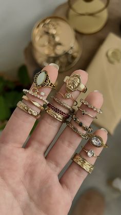 Rings Aesthetic Rings Vintage, Outfit Ideas Dark Academia, Vintage Rings Gold, Outfit Ideas Dark, Summer Minimal Style, Flowers Outfit, Summer Minimal, Jewelry Guide, Winter Glam