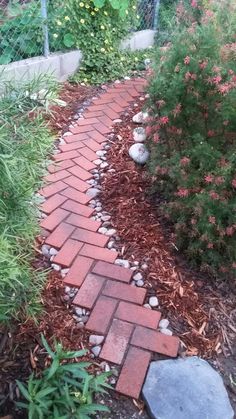 Love this braid pattern pathway Brick Path, نباتات منزلية, Brick Garden, Garden Walkway, Landscape Designs, Have Inspiration, Garden Yard Ideas, Rooftop Garden