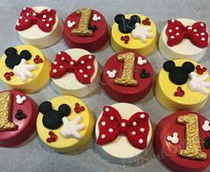 mickey and minnie mouse cupcakes are arranged in the shape of numbers 1 - 10