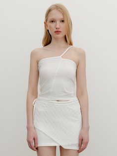 This product, a string point tube top, combines minimalist design with unique detailing. It features a sleek silhouette with a distinctive string accent, adding a stylish and modern touch. The top is perfect for both casual and semi-formal occasions, offering versatility and chic style. - This string point tube top is made from high-quality fabric, ensuring a soft and comfortable fit.- The top features a unique string detail that adds a fashionable and eye-catching element to the design.- A White Asymmetrical Tank Top For Parties, Spring One Shoulder Stretch Tube Top, Spring One-shoulder Stretch Tube Top, Trendy One-shoulder Tube Top For Spring, Chic Asymmetrical Crop Top For Spring, Asymmetrical Stretch Tube Top For Summer, Stretch Asymmetrical Tube Top For Summer, Chic Fitted Tube Top For Summer, Modern Sleeveless Crop Top For Summer