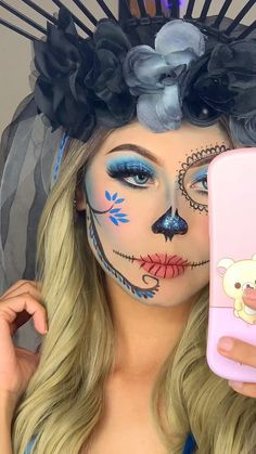 MAQUILLAJE DE CATRINA AZUL | Maquillaje de catrina azul facil 💙💙🩵🩵 #makeup #maquillaje #makeupideas | By Crizty kimochidoll | Facebook Make Up Halloween Mujer, Coco Makeup, Mexico Makeup, Fade Into Hue, Mexican Makeup, Catrina Makeup, Face Painting Easy, Colorful Eye Makeup