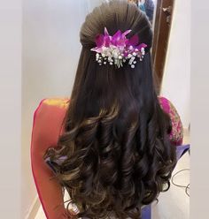 Hairstyles With Real Flowers, Real Flower Veni For Hair, Floral Jwellary, Heir Stayl, Shadi Hairstyles, Vivo Wallpaper, Bridal Hairstyle For Reception, Hair Color Cherry Coke, French Hairstyle