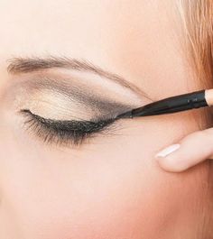 How To Prevent Eyeliner From Smudging? - Top 7 Tips And Tutorial Maroon Eyeshadow, Eyeliner Shapes, How To Do Eyeliner, Eyeliner For Beginners, Eyeliner Products, Perfect Eyeliner, Eyeliner Styles, Best Eyeliner, Eye Liner Tricks