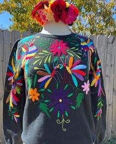 Otomi sweatshirt hand embroidered by artisans from Hidalgo Mexico.  This type of embroidery is called Tenangos, it is a beautiful embroidery full of color where the flora and fauna of the region are captured.  Each unique and special piece.  Hermosa sudadera Otomi bordada a mano por artesanos de Hidalgo México. Este tipo de bordado es  llamado Tenangos, es un bordado hermoso lleno de mucho color donde se plasma la flora y fauna de la región. Cada pieza única y especial.  Size: Small, Can fit a size XSmall  Measures: 19 inch bust  (I recommend taking your measurements to be sure of your purchase)  Talla Chica , puede quedar también a talla XSmall . Te recomiendo tomar tus medidas para estar segura de tu compra 🤗  🧺 Care: Hand wash with liquid detergent and hang to dry.   **Final sale  Gra Bohemian Long Sleeve Embroidered Sweater, Winter Embroidered Multicolor Sweatshirt, Multicolor Embroidered Long Sleeve Sweatshirt, Multicolor Embroidered Text Sweatshirt For Fall, Custom Embroidered Fall Sweatshirt, Flora Y Fauna, Otomi Embroidery, Full Of, Mexican Embroidery