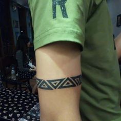 a man with a tattoo on his arm that has the letter r tattooed on it