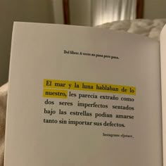 an open book with a yellow sticker on the front and back pages in spanish