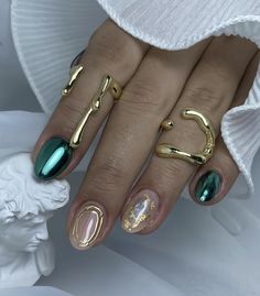 Green Elegant Nails, Intricate Nail Art, Gelish Inspo, Short Green Nails Ideas, Gold And Green Nails, Eclectic Nails, Exotic Nails