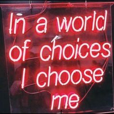 a neon sign that says in a world of choices i choose me