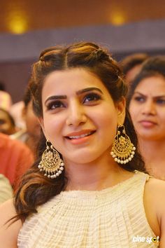 Bridal Hairstyle For Short Hair, Short Hair Bridal, Hairstyle For Short Hair, Hairstyle For Short, Hairstyle Bridal, Samantha Akkineni, Saree Hairstyles, Actress Hairstyles