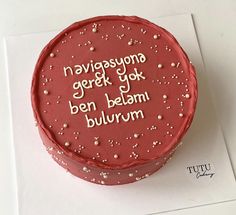 a red cake with white frosting and writing on the top that says navigasayoa greek yok ben belram bulurum