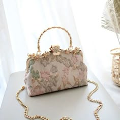 Add an original look to your outfit. These stunning purses are crafted with a focus on quality and detail. They’re especially suitable for weddings and special occasions. DESIGN – The fabrics are embossed with a floral design in pastel colours (Two styles). Enhanced with a gorgeous ornate clasp. FEATURES – Handle and chain shoulder strap. Size: 22 x 16 x 5 cm. MATERIAL – Polyester fabric, nylon liner. Bag For Wedding Outfit, Fancy Bags Purses, Luxurious Handbags, Formal Bags, Timeless Handbags, Luxurious Exterior, Small Purses And Handbags, Vintage Bags And Purses, Elegant Handbags