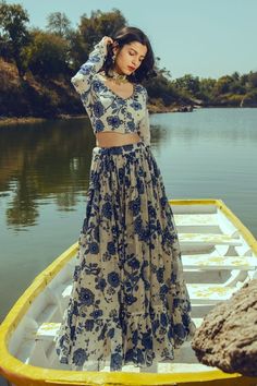 Printed Lehnga Designs, Printed Lehenga Designs, Organza Lehenga Designs, Scalloped Dupatta, Lehenga Inspiration, Indigo Fashion, Strong Feminine, Print Lehenga, Printed Lehenga