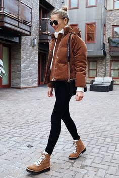 Ski Vacation Outfits, Gear Outfit, Ski Trip Outfit, Brown Puffer Jacket, Pretty Winter Outfits, Look Winter, Winter Mode Outfits, Trip Outfit, Brown Puffer