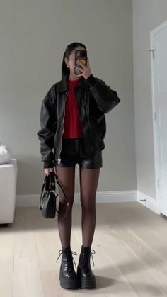 Black Boots With Heels Outfit, Shorts Outfits Winter, Aries Outfits, Aries Style, Winter Shorts Outfits, Black Outfit Winter, Black Shorts Outfit, Short Noir, City Outfits