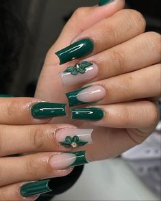 Acyrilics Nails Green, Dark Green Nails Medium Length, Green Emerald Nails Short, Quinceanera Nails Emerald Green Short, Cute Short Nail Sets Green, Dark Green Nails For Hoco, Pretty Emerald Green Nails, Emerald Green Graduation Nails, Emerald Green Quince Nails Simple