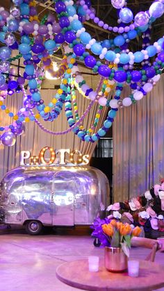 balloons and streamers are hanging from the ceiling in front of a slot machine at a casino