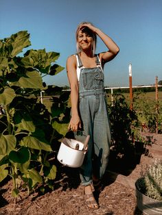 Farm Outfit Ideas, Overalls Aesthetic, Fii Puternic, Farm Girl Style, Farm Outfit, Neon Prom Dresses