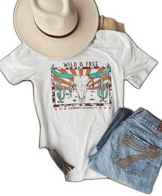 White Western T-shirt For Rodeo, Spring Graphic Tee For Rodeo, Spring Rodeo Graphic Tee, White Crew Neck Tops For Western-themed Events, Graphic Tee For Rodeo And Spring, White Crew Neck Western Top, Western Style Relaxed Fit Graphic T-shirt, Western White Crew Neck Tops, White Western Crew Neck Top