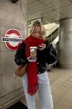 Cold Women Outfits, Autumn Inspiration Outfit, Fits Inspo Winter, Scarfs For Winter, Outfit Inspo Fall Winter, Chic Scarf Outfit, Outfits With Scarves Winter, Cool Winter Fashion, Cute And Casual Fall Outfits