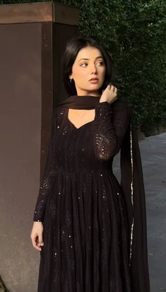 Party Wear Kurta Set, Desi Black Dress, Pakistani Black Suit Design, Aesthetic Desi Clothes, Dupatta With Black Suit, Black Dress Ideas Pakistani, Pakistani Suits Design Ideas, Black Suit Designs Pakistani, Black Desi Outfit