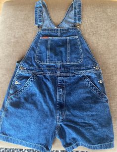 Ikeda overalls.  Size medium and in excellent vintage condition (like new). Top of the picket down is 14 inches (short length along the side) and 17 inches across the waist. Rise is 12 inches. 19 inches from second Hutton down to the same button across. Dungarees Outfit Shorts, Short Overalls Outfit, Overall Shorts Outfit, Dungaree Outfit, Overalls Outfit, Short Overalls, 80s Outfit, Warm Weather Outfits, New Top