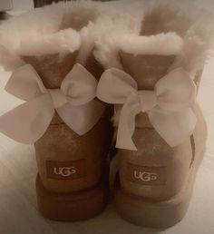 Bow Uggs, Pretty Sneakers, Trendy Shoes Sneakers, Preppy Shoes, Shoes Outfit Fashion