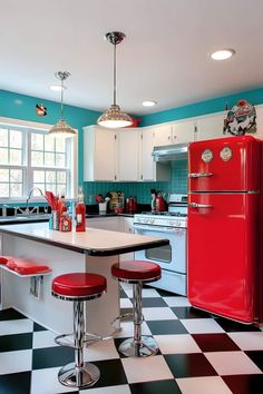 American Retro Interior, Retro Themed Kitchen, Retro Diner Aesthetic Kitchen, Retro Diner Kitchen Ideas, Retro Kitchen Decor Ideas, Red Retro Kitchen, Diner Kitchen Theme, Retro Kitchen Colors, Diner Themed Kitchen