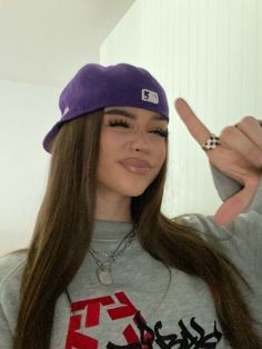 La Caps Outfits, Baseball Cap Selfie, Girl With Fitted Hat, Girls In Fitted Hats, New Era Hat Outfit Women, Girl With Snapback, Fitted Hat Outfit Women, New Era Cap Outfit Woman, Girl With Cap Aesthetic