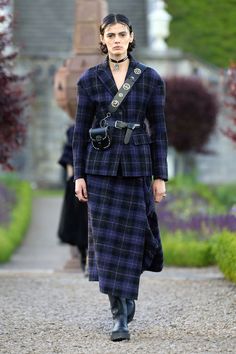 Christian Dior Resort 2025 https://www.vogue.com/fashion-shows/resort-2025/christian-dior/slideshow/collection#2 Dior Cruise, Dior Fashion Show, Maria Grazia Chiuri, Plaid Fashion, Vogue Fashion, Beautiful Fashion, All About Fashion, Runway Fashion