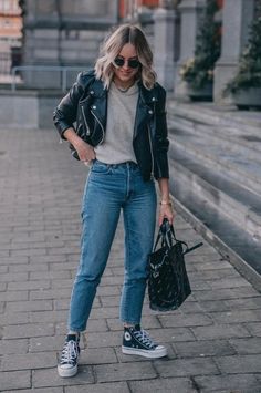 That Girl Style Aesthetic, Converse And Mom Jeans Outfit, High Top Converse Outfits Spring, Mom Jeans And Converse Outfit, Black Chucks Outfit, White Chucks Outfit, Summer Converse Outfit, Black And White Converse Outfit, Jeans And Converse Outfit