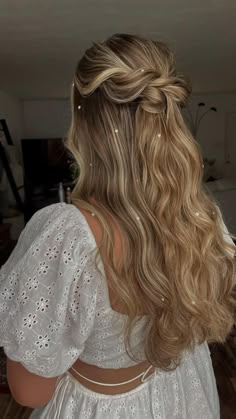 Half Up Half Down Bridesmaid Hair With Bangs, Half Up Half Down Hair Graduation, Braided Half Up Half Down Hair Prom, Maid Of Honor Hairstyles Half Up, Half Up Half Down Prom Hairstyles, Debut Hairstyles, Bellas Wedding, Senior Hoco