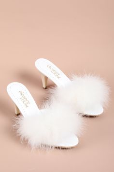 WHITE FEATHER SLIPPERS, BRIDAL SLIPPERS, FEATHER HEELS, MARABOU SLIPPERS, WOMEN'S BOUDOIR SLIPPERS, WEDDING SLIPPERS, BRIDE SLIPPERS, BRIDE GIFT Where Comfort Meets Elegance: Eleanor Louise Marabou Feather Slippers Crafted step by step with the finest marabou feathers and premium-grade satin and leather, these slippers combine comfort and sophistication. Meticulously chosen materials and the expertise of artisans are evident in every detail. While the marabou feathers add an extraordinary touch Graduation Heels, Feather Slippers, Fluffy Heels, Feather Shoes, Bridal Slippers, Bride Slippers, Feather Heels, Heels Prom, Wedding Slippers