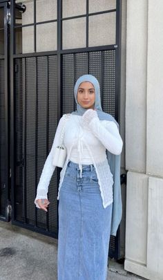 Cute Hijabi Outfits Dresses, Hijabi Jean Skirt Outfits, Outfits With Long Skirts Black Women, Hijabi Jeans Skirt Outfits, Hijabi Inspo Outfits, Hijabi Denim Skirt Outfit, Hijabi Back To School Outfits, Hijabi Jeans Outfit, Jeans Skirt Outfit Hijab