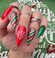 Red And Green Christmas Nails, Green Christmas Nails, Nails Sparkling, Nail Art Noel, Classy Acrylic, Candy Cane Nails, Red And Green Christmas, Red Christmas Nails