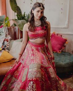 Mehendi Crop Top Skirt, Manish Malhotra Lehenga, Top Lehenga, Haldi Dress, Mehndi Outfit, Mehendi Outfit, Haldi Outfits, Sangeet Outfit, Crop Top Lehenga