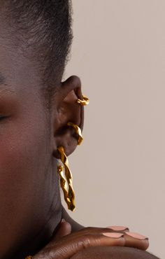 A modern, fresh take on the classic hoops reimagined in a new faceted twist design. Handcrafted by artisans in Kenya using traditional heritage techniques, 24K gold-plated or chrome-plated brass. Internal diameter; 1.38in (35mm)Brass wire width; 0.14in (3.5mm)Brass wire thickness; 0.1in (2.5mm) Pop Up Shop, Egift Card, Kenya, Sale Items, Gold Earrings, Silver Tone, Hoop Earrings, Twist, Plating