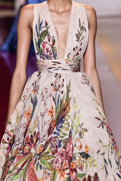 Zuhair Murad | Haute Couture | Fall 2016 The placement of these wild flowers are nothing short of fabulous! Zuhair Murad Haute Couture, Inspiration Dress, Gaun Fashion, Elegante Casual, Tailored Dress, Zuhair Murad, Couture Gowns, Mode Vintage