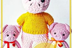 there is a crocheted teddy bear with two smaller bears in front of it