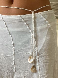 Beachy Waist Beads, Cowrie Shell Aesthetic, Seashell Waist Beads, Shell Waist Chain, Beach Accessories Aesthetic, Shell Necklace Outfit, Shell Waist Beads, Cute Summer Necklaces, Waist Beads Aesthetic