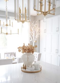 Glam Kitchen Island Decor, Counter Island Decor, White And Gold Kitchen Counter Decor, Dining Table Centerpiece Glam, White And Gold Christmas Kitchen Decor, Center Island Decor, Island Decor Ideas, Whiye Ivory And Gold Christmas Table, Kitchen Island Decor Ideas